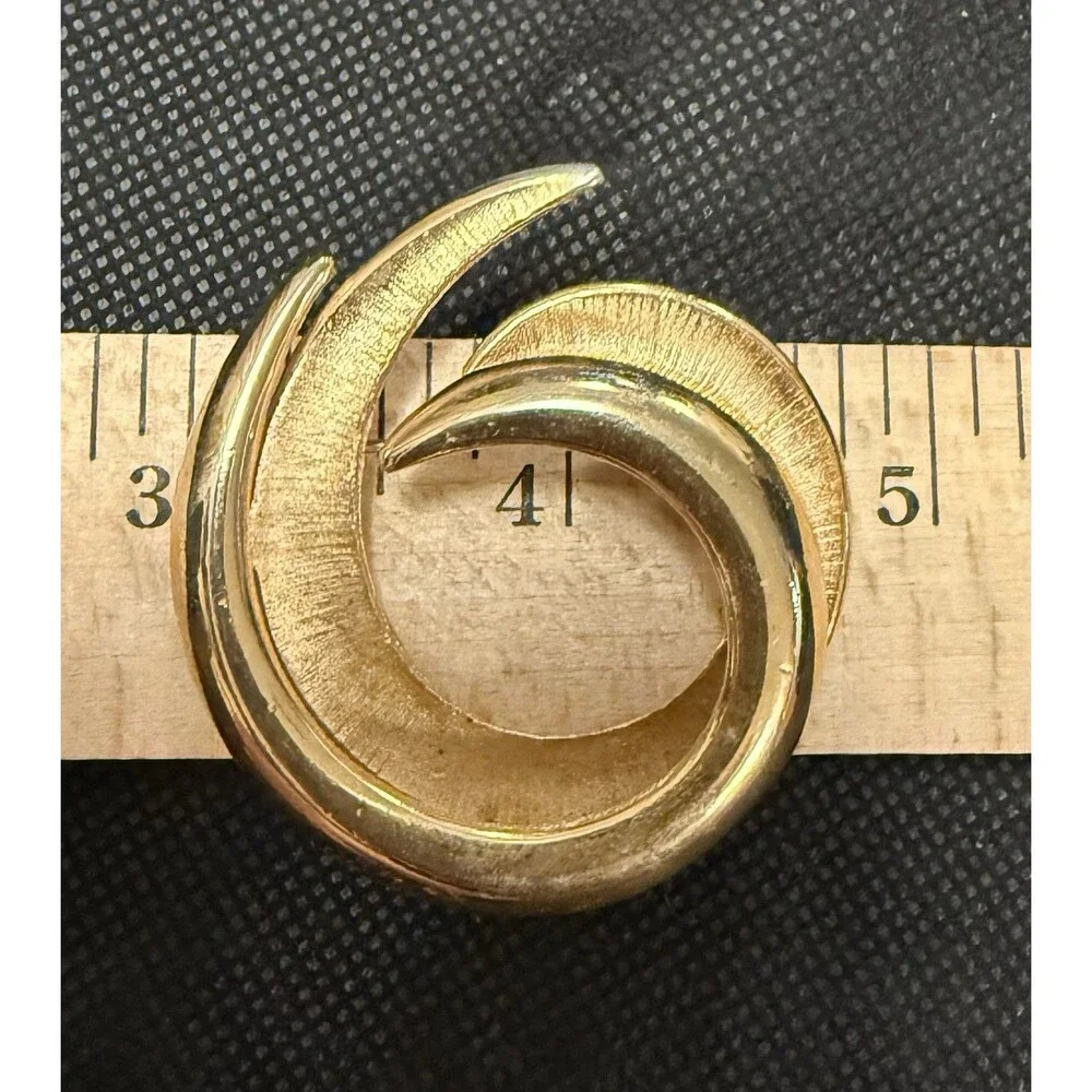 Vintage Crown Trifari‎ Brooch Brushed Gold Tone Swirl Signed 1955-1969